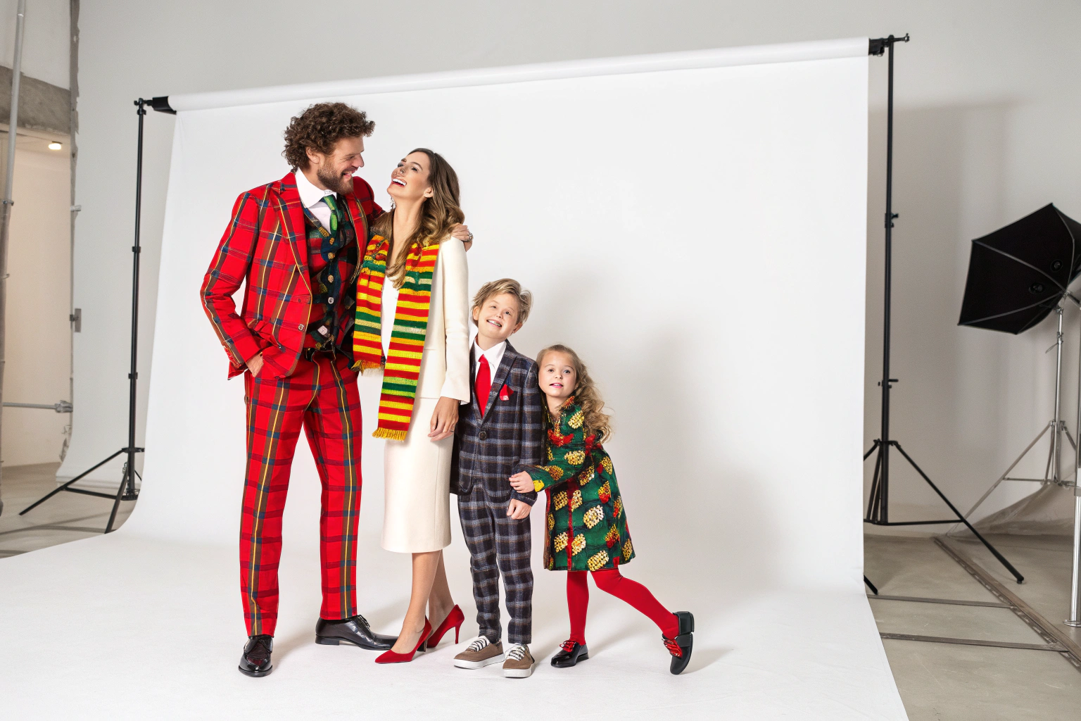 Christmas Suit Outfit Ideas for Couples & Family Photos